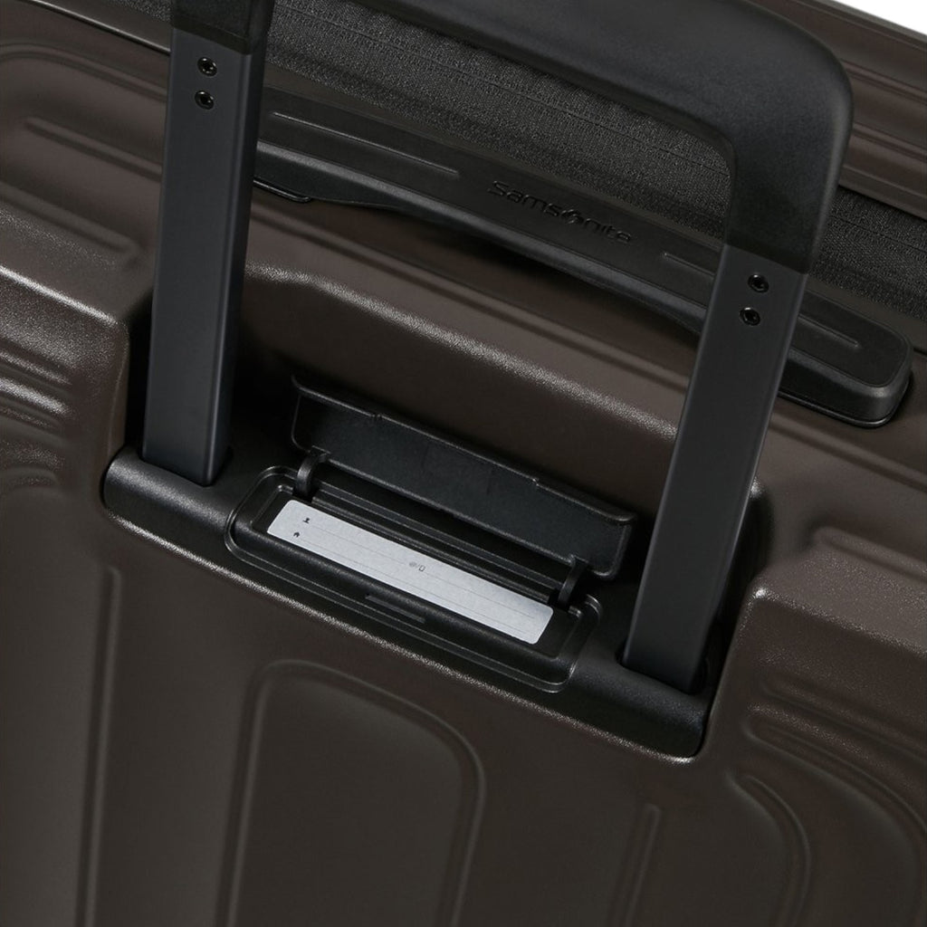 Lieblingstasche 2WANDER Spinner suitcase top view showing the black retractable handle and integrated luggage tag