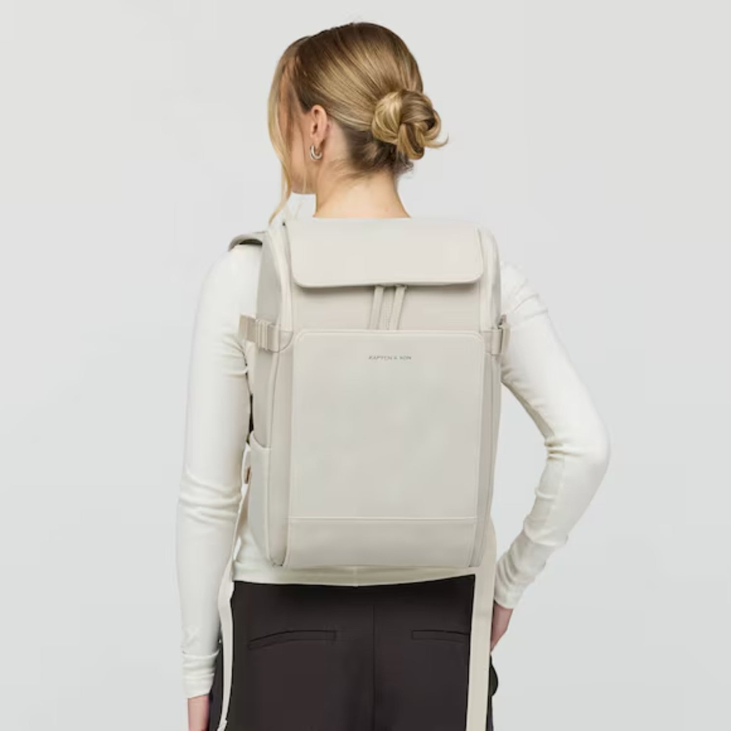 Lieblingstasche Kapten & Son Bali Medium backpack in beige vegan material worn by a woman from the back view