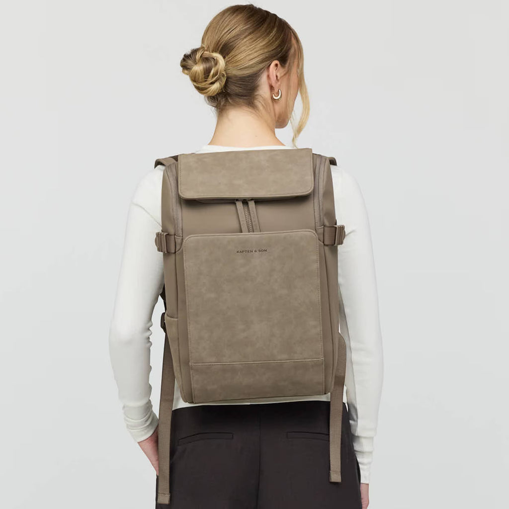 Lieblingstasche Bali Medium backpack in taupe worn on the back by a woman