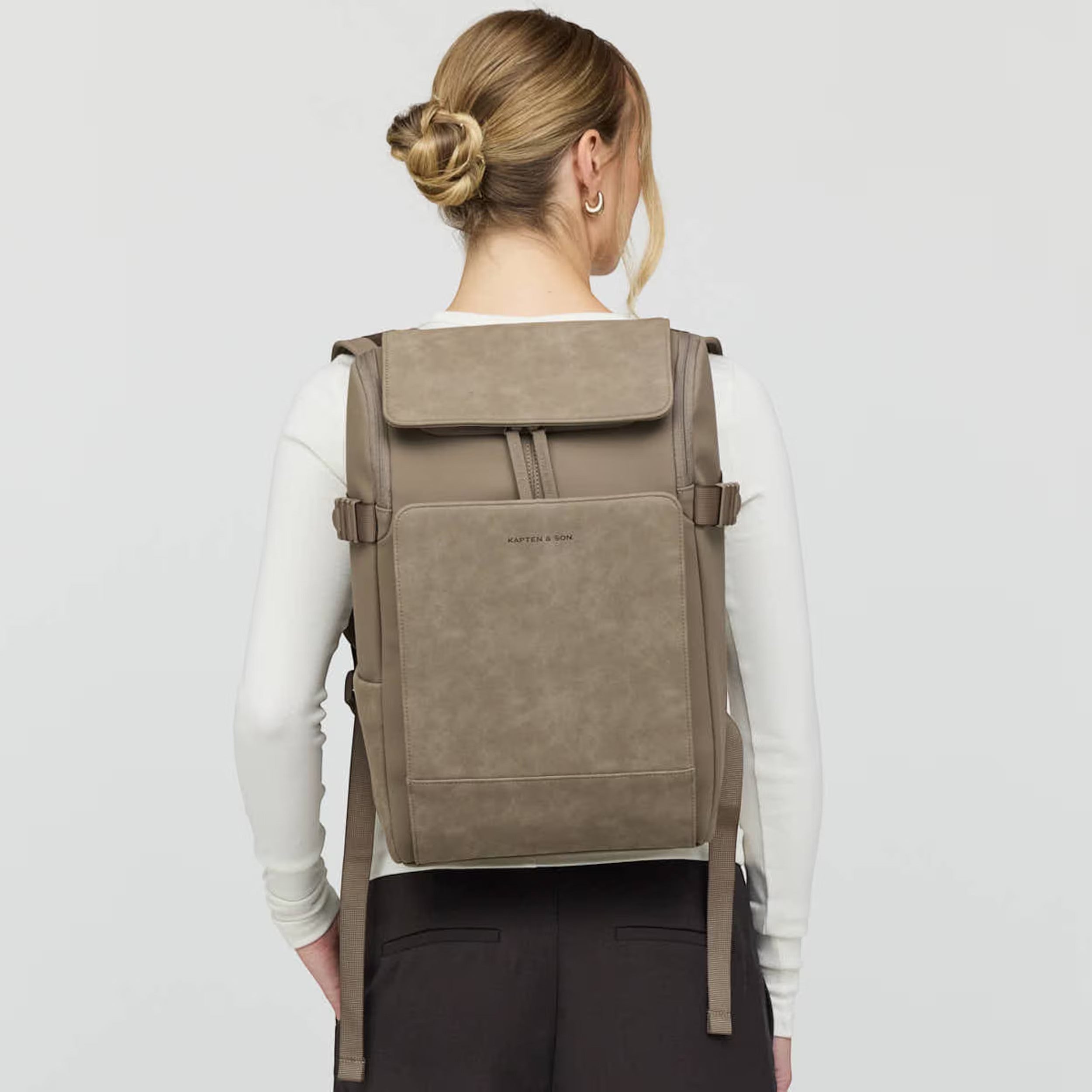 Lieblingstasche Bali Medium backpack in taupe worn on the back by a woman