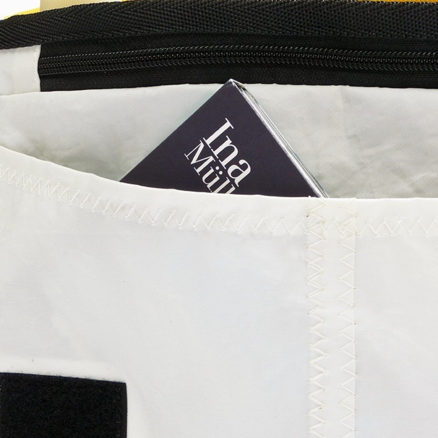 Lieblingstasche Barkasse Mini messenger bag interior view with white sailcloth material and black zipper pocket