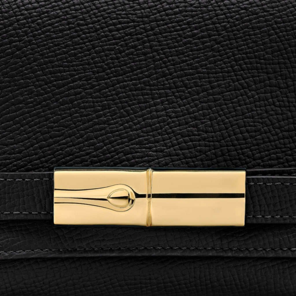 Lieblingstasche Le Smart Flow Umhängetasche S in black grained leather with a polished gold-tone metal clasp detail.