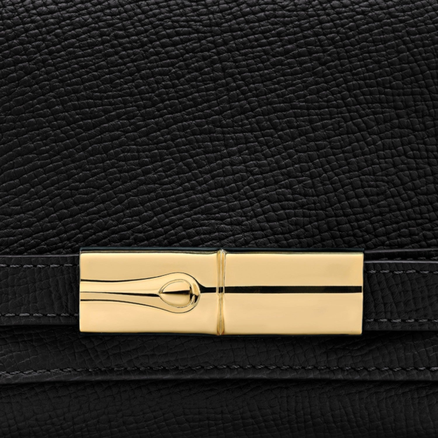 Lieblingstasche Le Smart Flow Umhängetasche S in black grained leather with a polished gold-tone metal clasp detail.