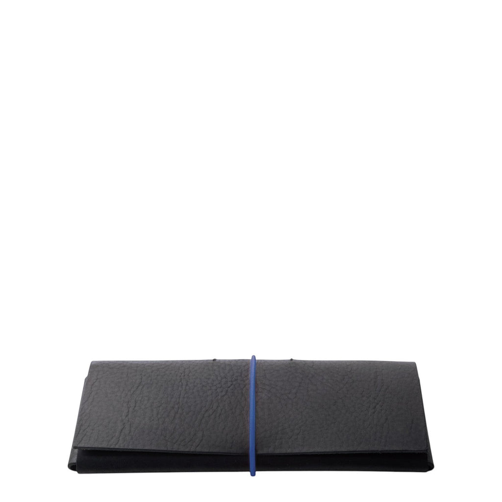 Lieblingstasche Keeper Etui in black textured leather with a slim blue elastic band closure