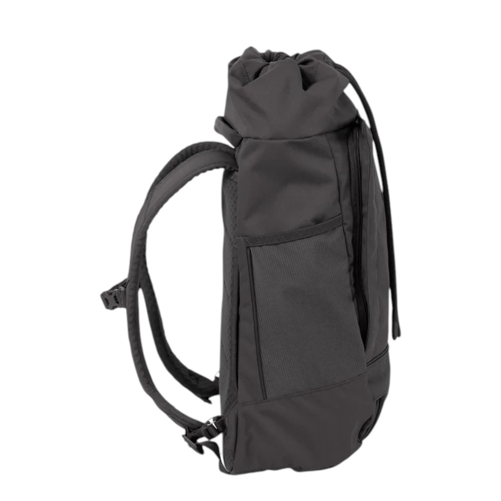 Side view of the Lieblingstasche Blok Medium charcoal grey drawstring backpack with mesh side pocket