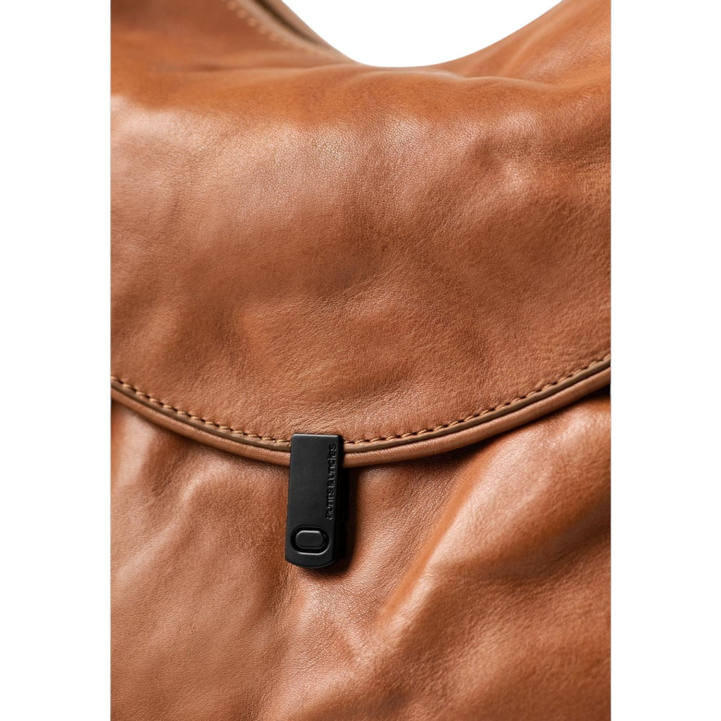 Lieblingstasche Mrs. Banoffee Pie brown leather handbag with a matte black magnetic clasp detail
