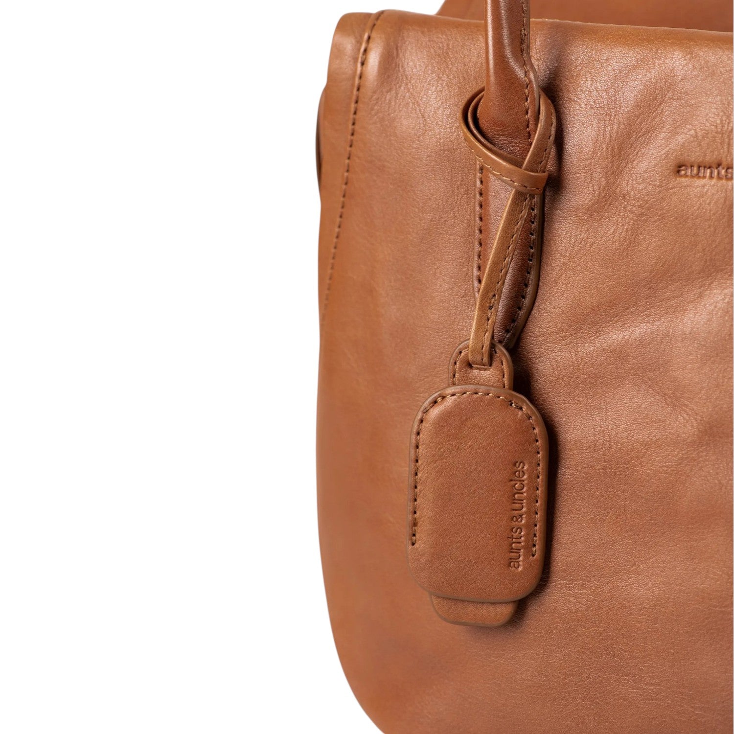 Lieblingstasche Mrs. Profiterole brown leather handbag detail with embossed logo tag