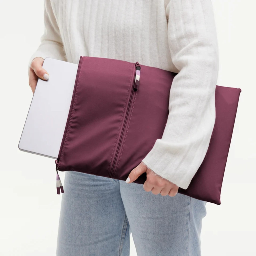Lieblingstasche GOT BAG Rolltop Lite 2.0 burgundy laptop sleeve being held by a person in a white sweater
