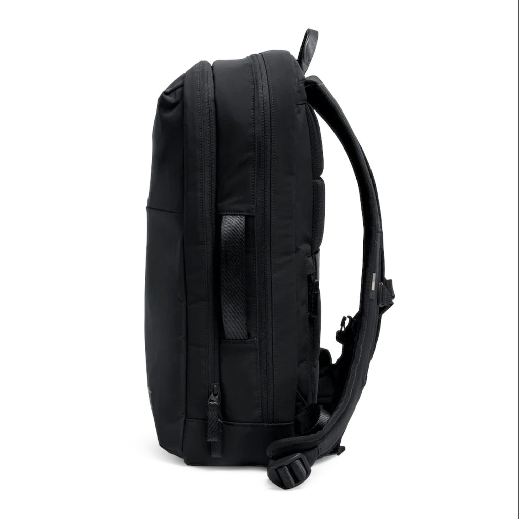 Lieblingstasche Commuter Pack in black, side view showing padded straps and carry handle for daily travel