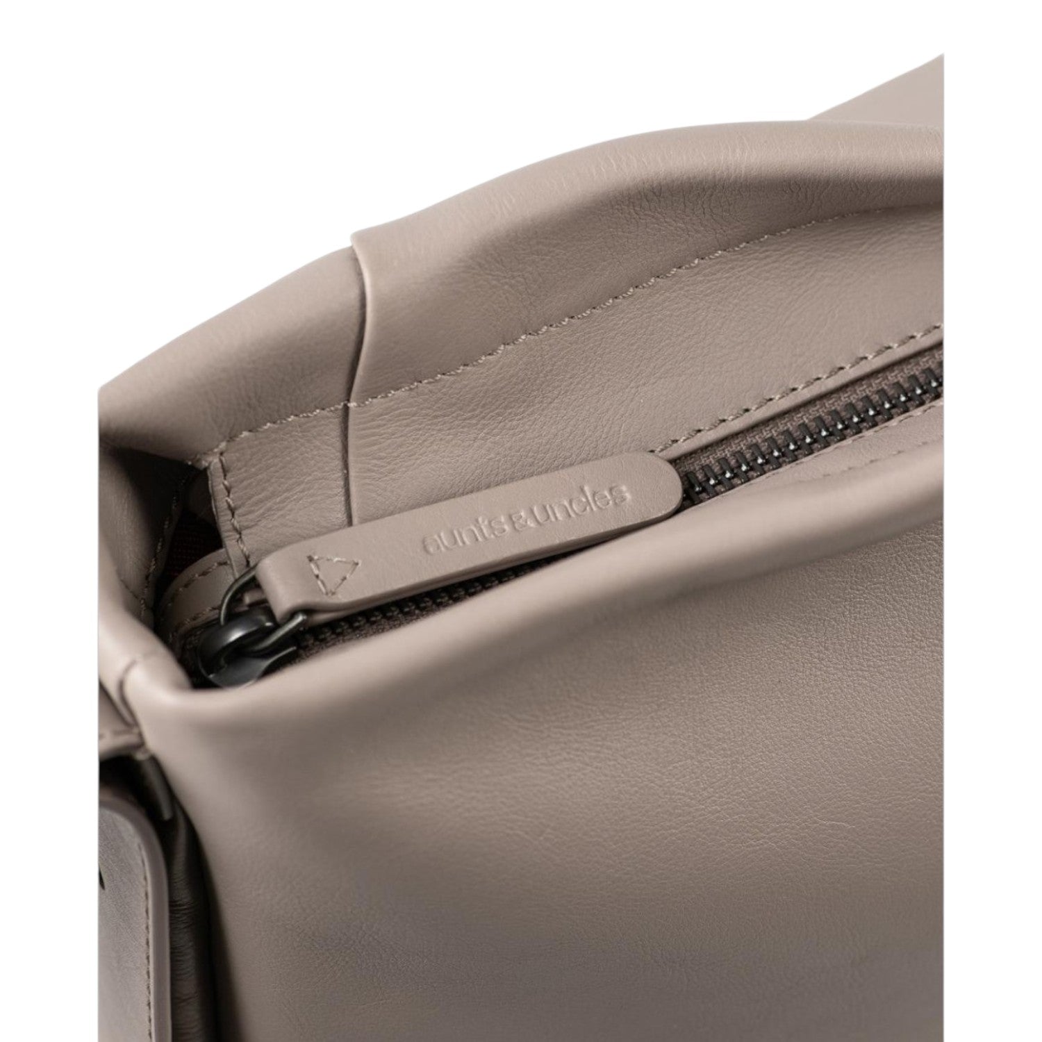 Lieblingstasche Coral taupe leather handbag detail with aunts & uncles branded zipper pull