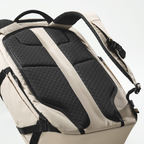 Lieblingstasche Easy27 beige backpack with breathable black mesh back padding and adjustable padded shoulder straps