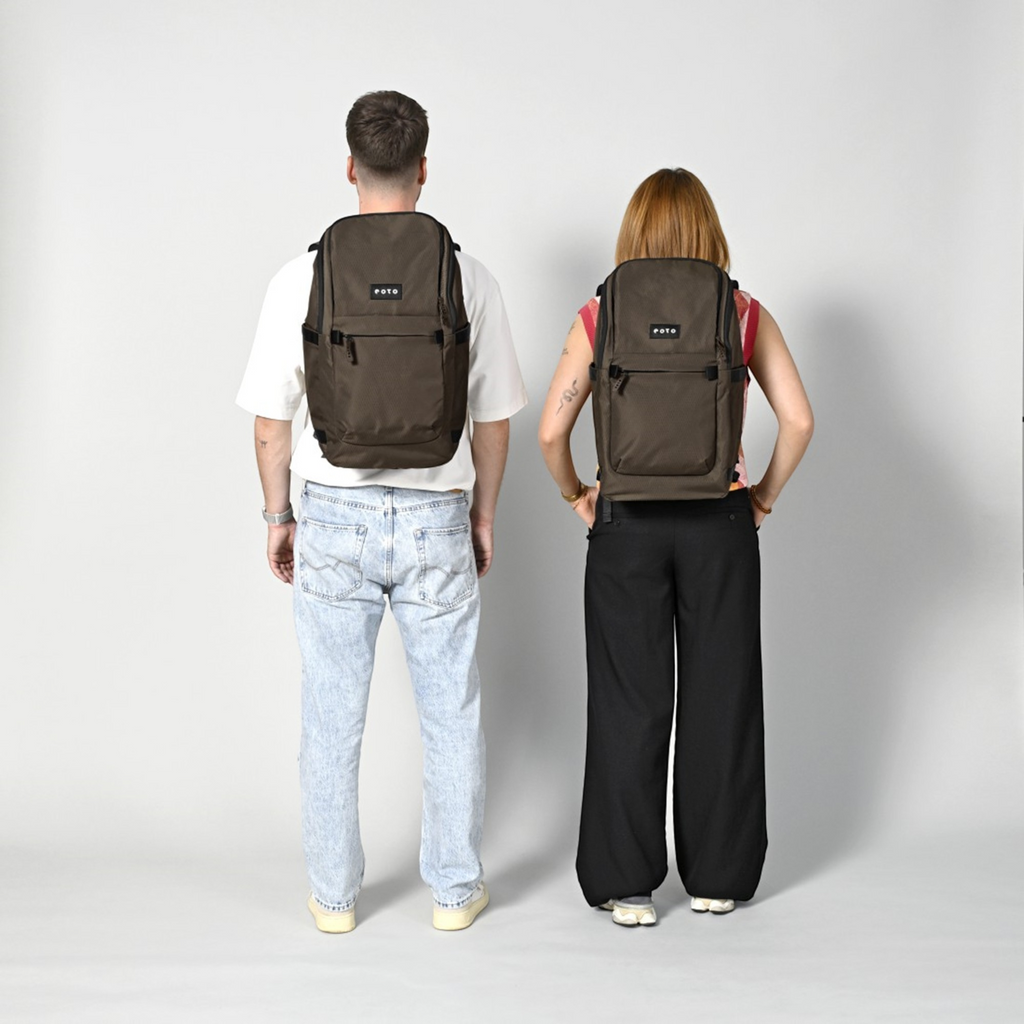 Lieblingstasche Easy27 brown everyday backpack worn by a man and a woman, showing back view and padded straps.
