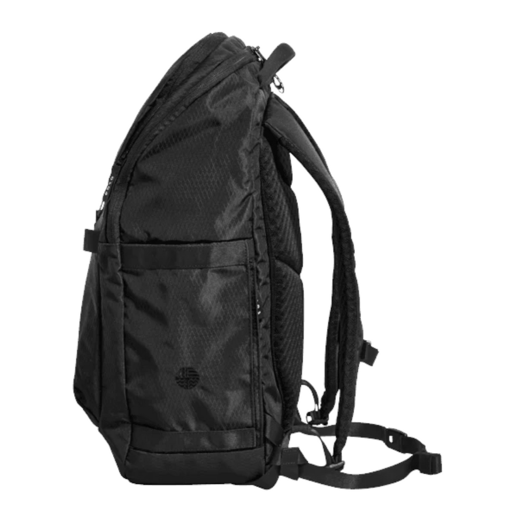 Lieblingstasche eoto Easy27 black 27L everyday backpack with padded straps and side pockets in a side view