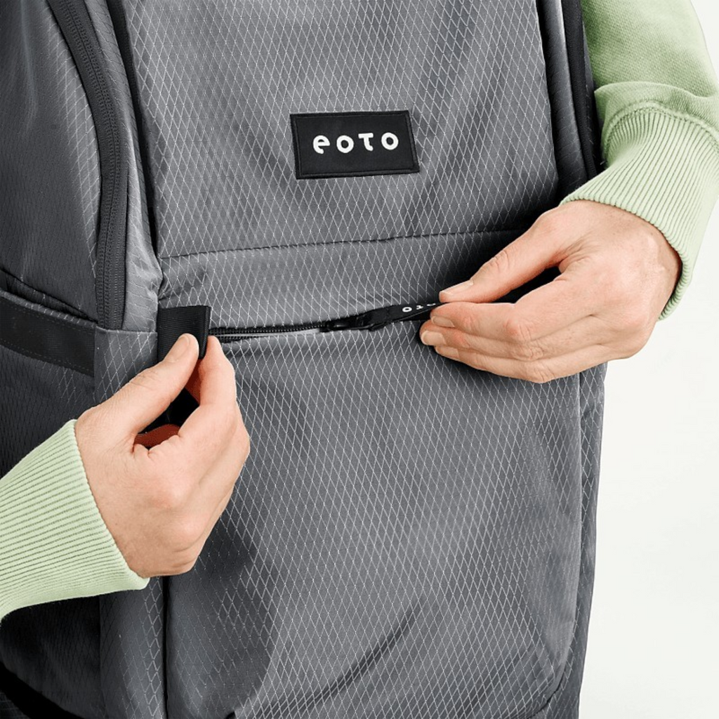 Lieblingstasche eoto Easy27 grey backpack with a textured grid pattern and a front zipper pocket