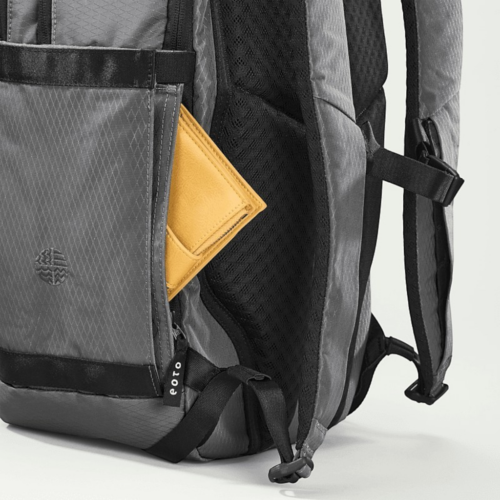 Lieblingstasche eoto Easy27 grey backpack with a yellow wallet in the side pocket, featuring durable recycled fabric.
