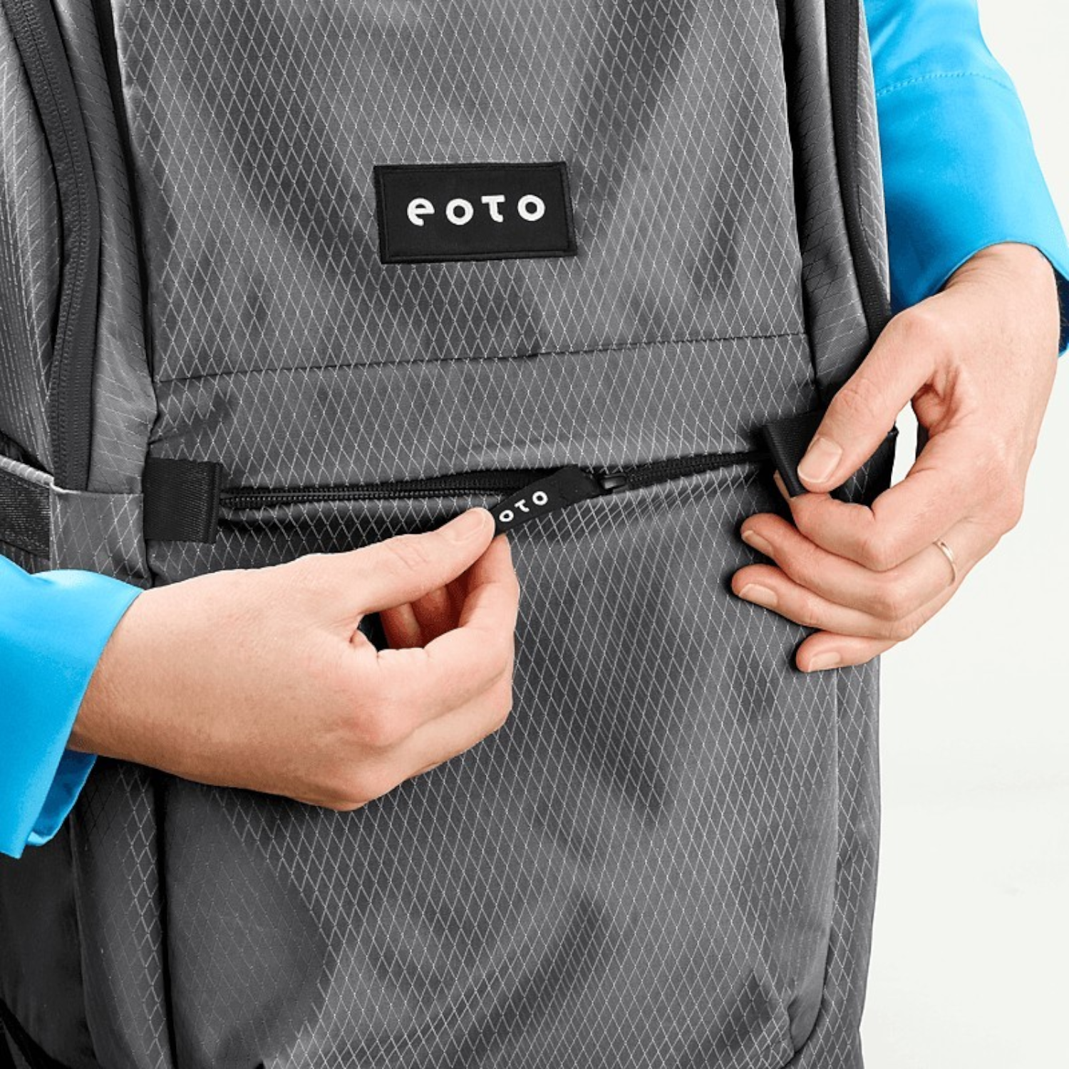 Lieblingstasche eoto Easy27 grey recycled daypack with diamond pattern texture and branded zipper pull detail