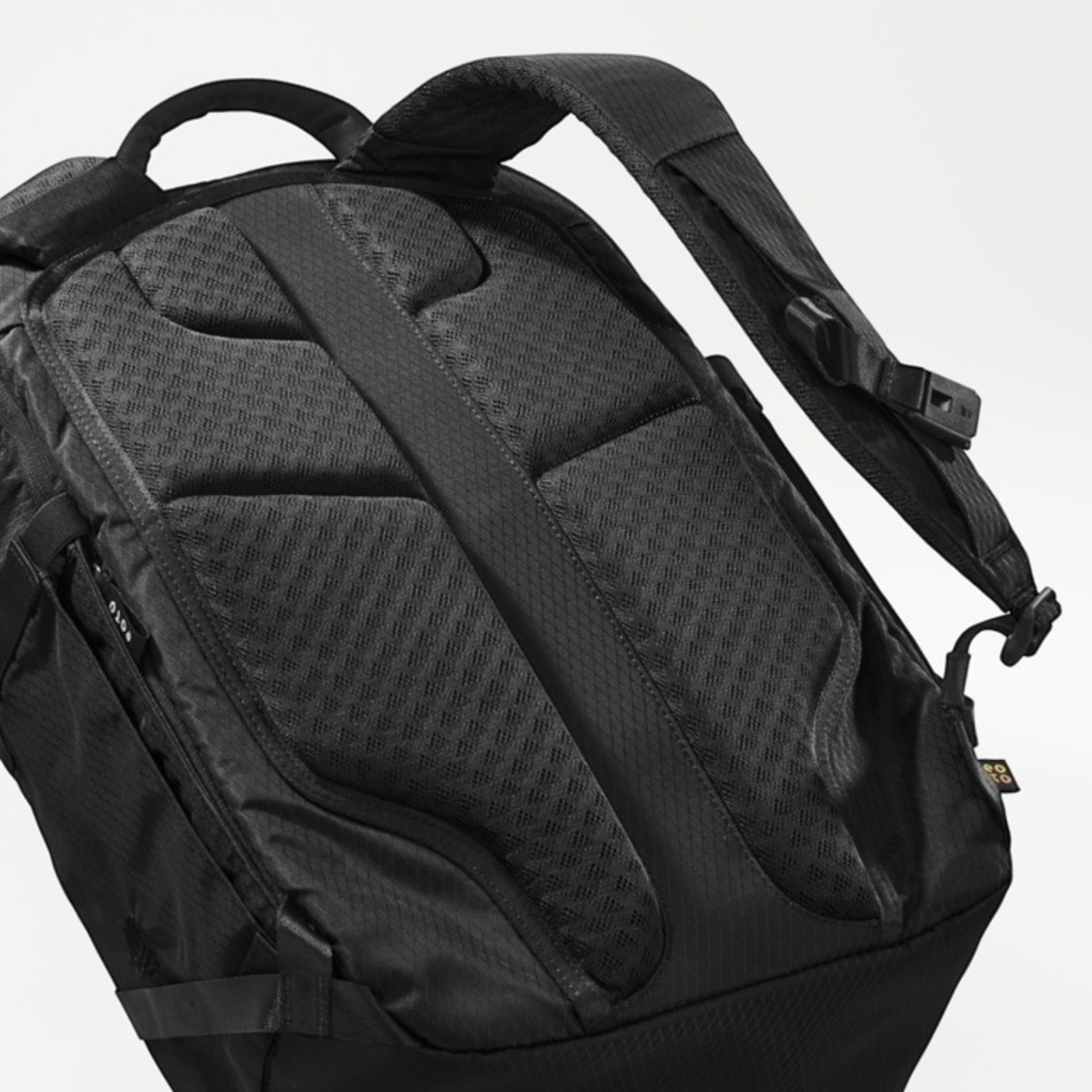 Lieblingstasche eoto Tidy22 black business backpack showing breathable padded back panel and adjustable shoulder straps