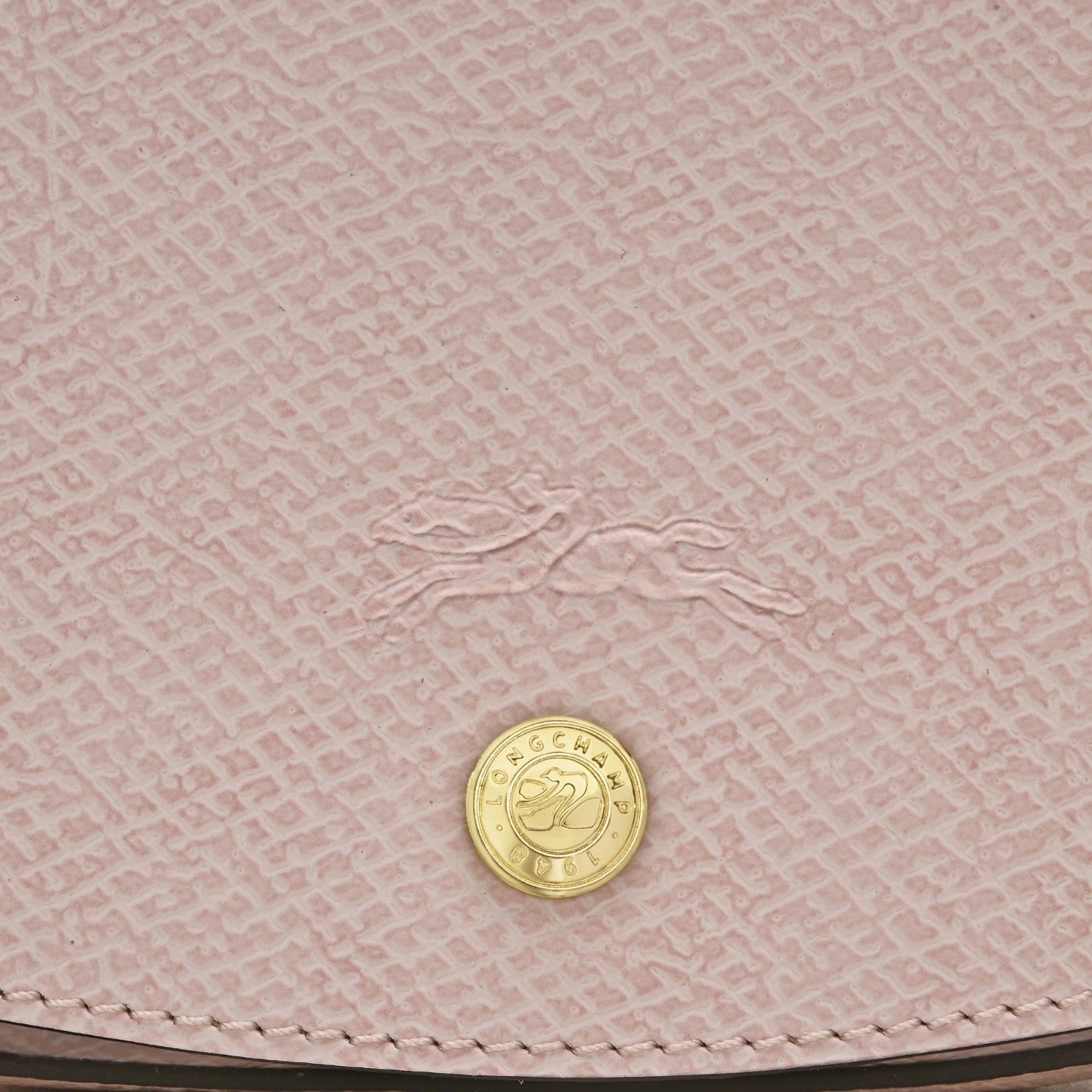 Lieblingstasche Epure S light pink textured leather crossbody bag with embossed horse logo and gold button detail.