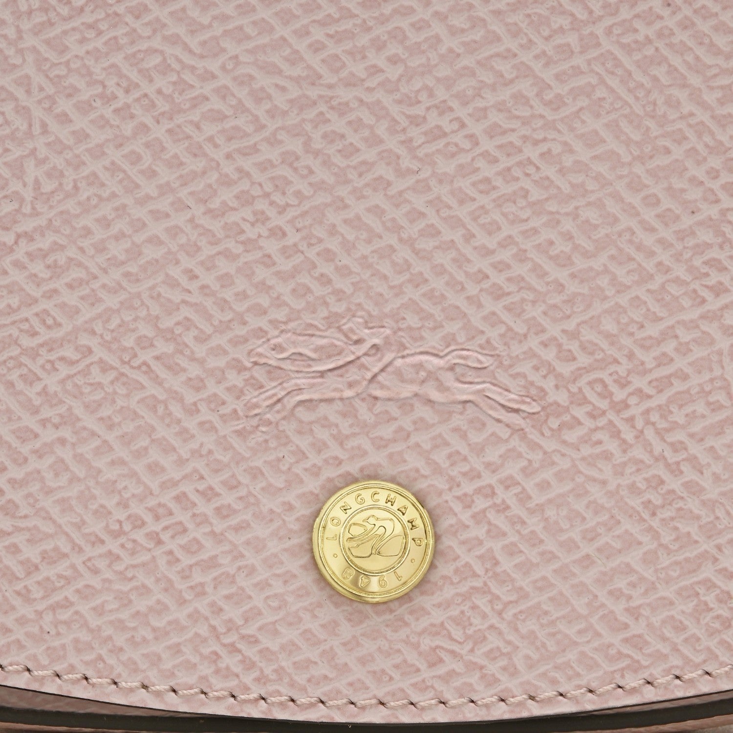 Lieblingstasche Epure S light pink textured leather crossbody bag with embossed horse logo and gold button detail.