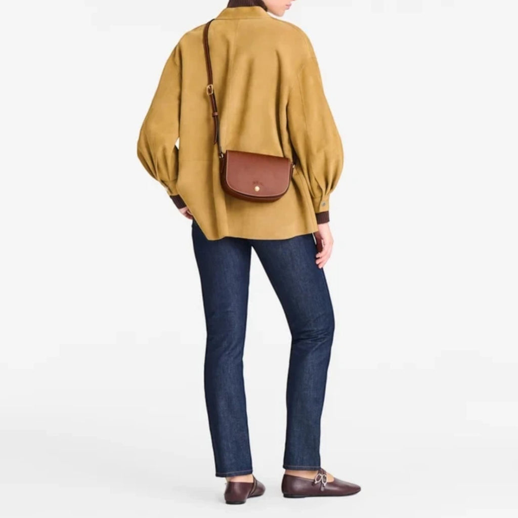 Lieblingstasche Epure Umhängetasche S in brown leather worn as a crossbody bag by a woman in a casual outfit