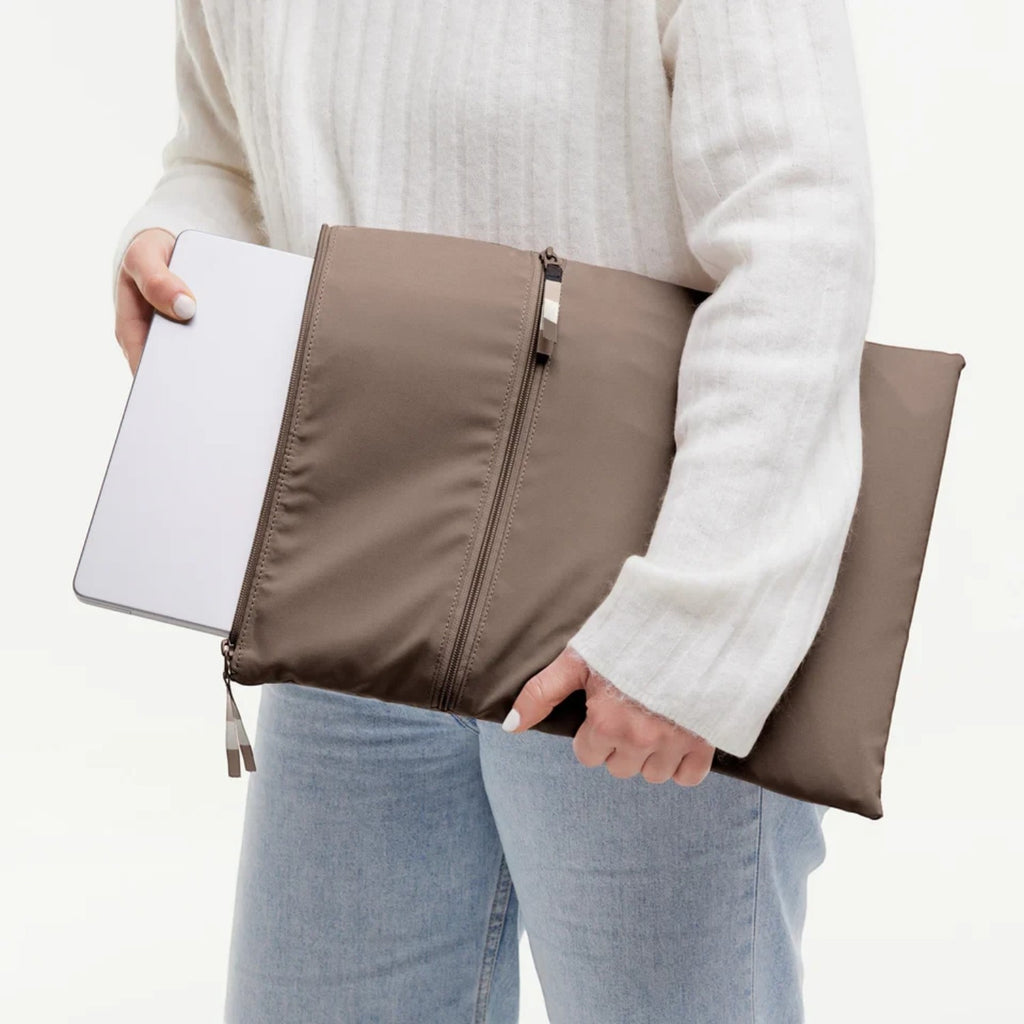 Lieblingstasche GOT BAG Rolltop 2.0 brown laptop sleeve being held by a person in a white sweater