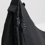 Lieblingstasche GOT BAG Moon Bag Large in black with water-repellent surface and visible water droplets