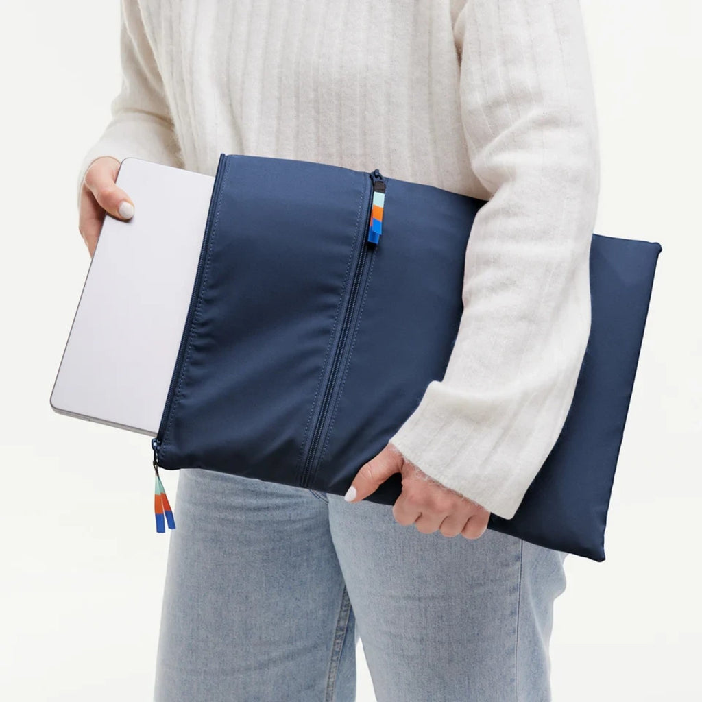 Lieblingstasche GOT BAG Rolltop Lite 2.0 navy blue laptop sleeve with zipper and colorful pull tabs