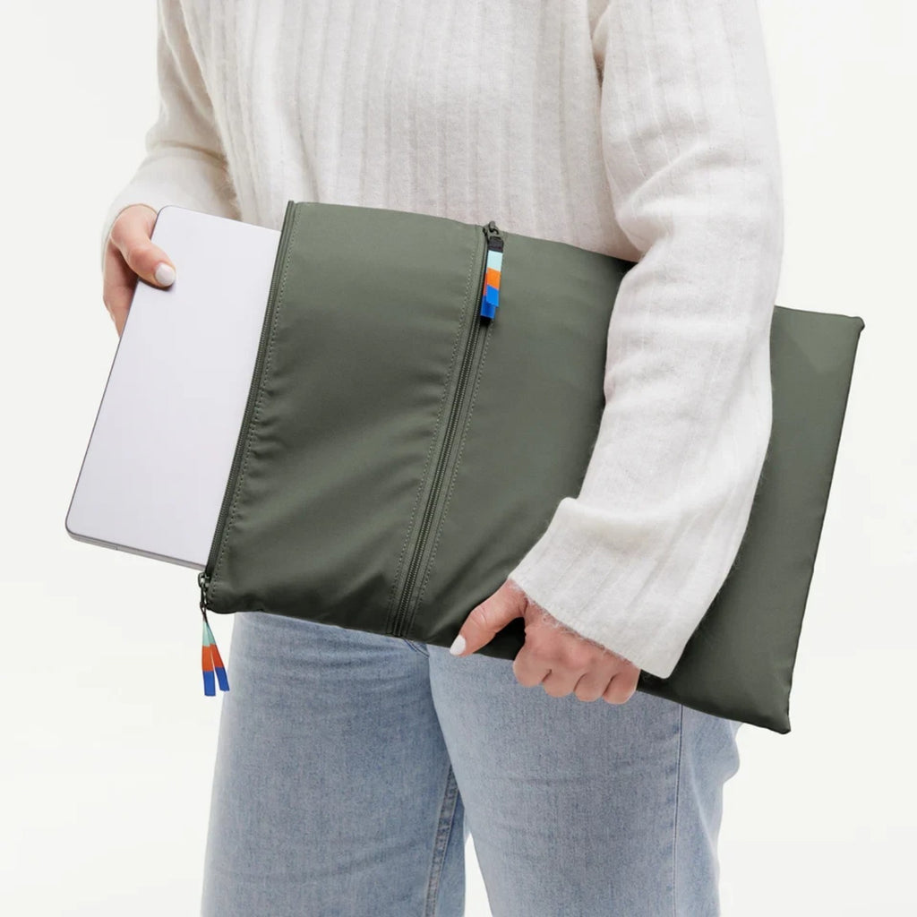Lieblingstasche GOT BAG Rolltop 2.0 olive green removable laptop sleeve with zipper and colorful pull tabs