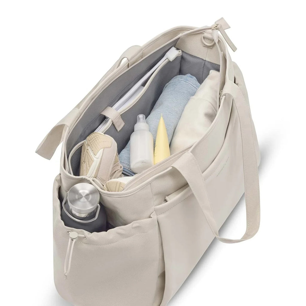 Lieblingstasche Hellvi Pro Large beige tote bag with organized interior compartments, water bottle, and accessories.