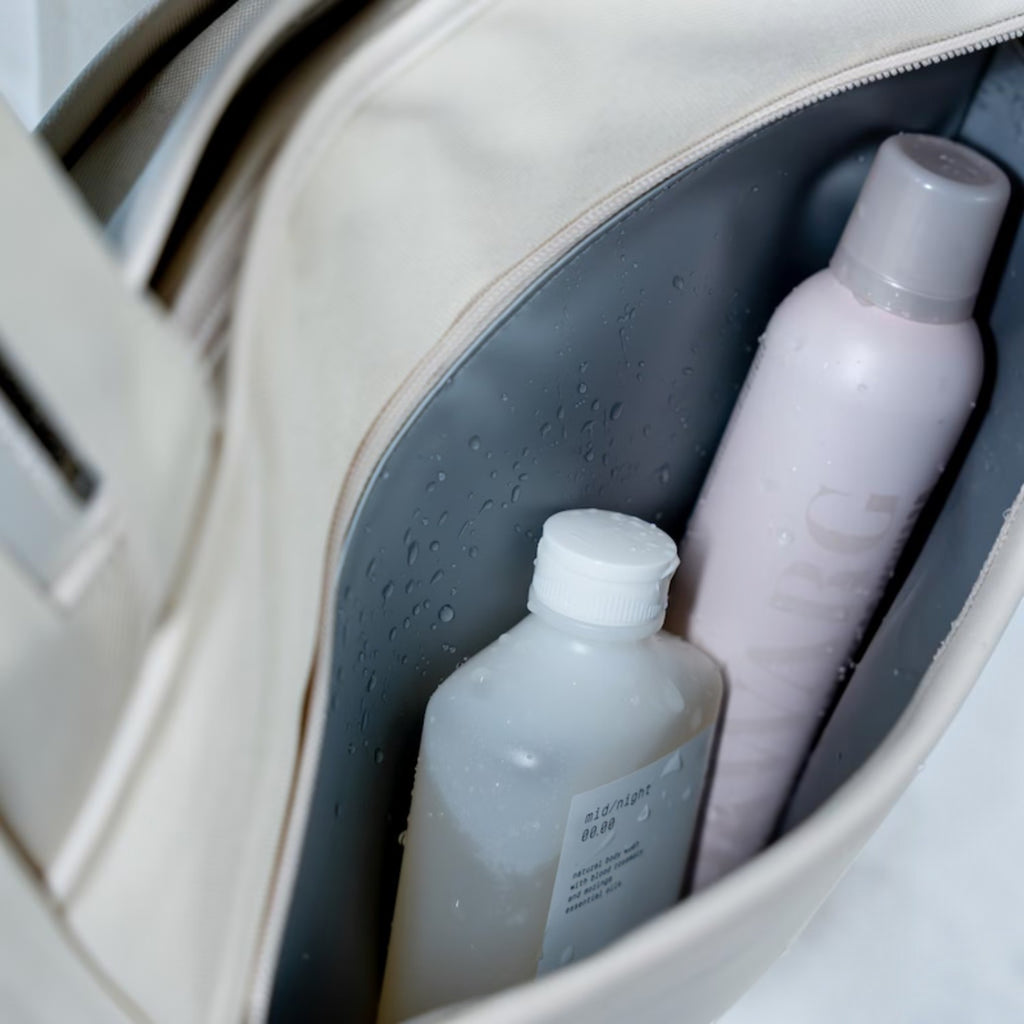 Lieblingstasche Hellvi Pro Large beige bag interior with water-resistant lining and toiletries