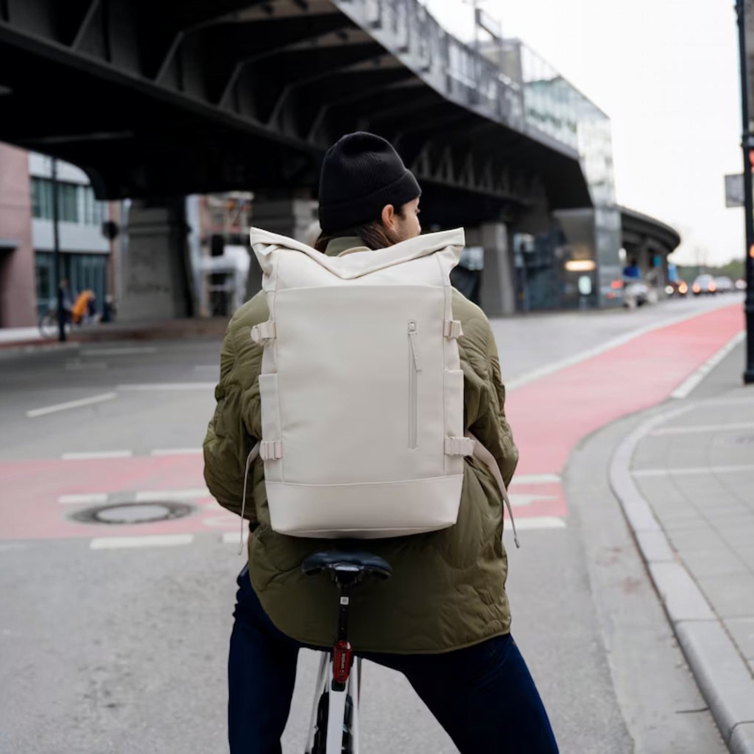 Lieblingstasche Helsinki Pro rolltop backpack in beige worn by a cyclist in an urban setting