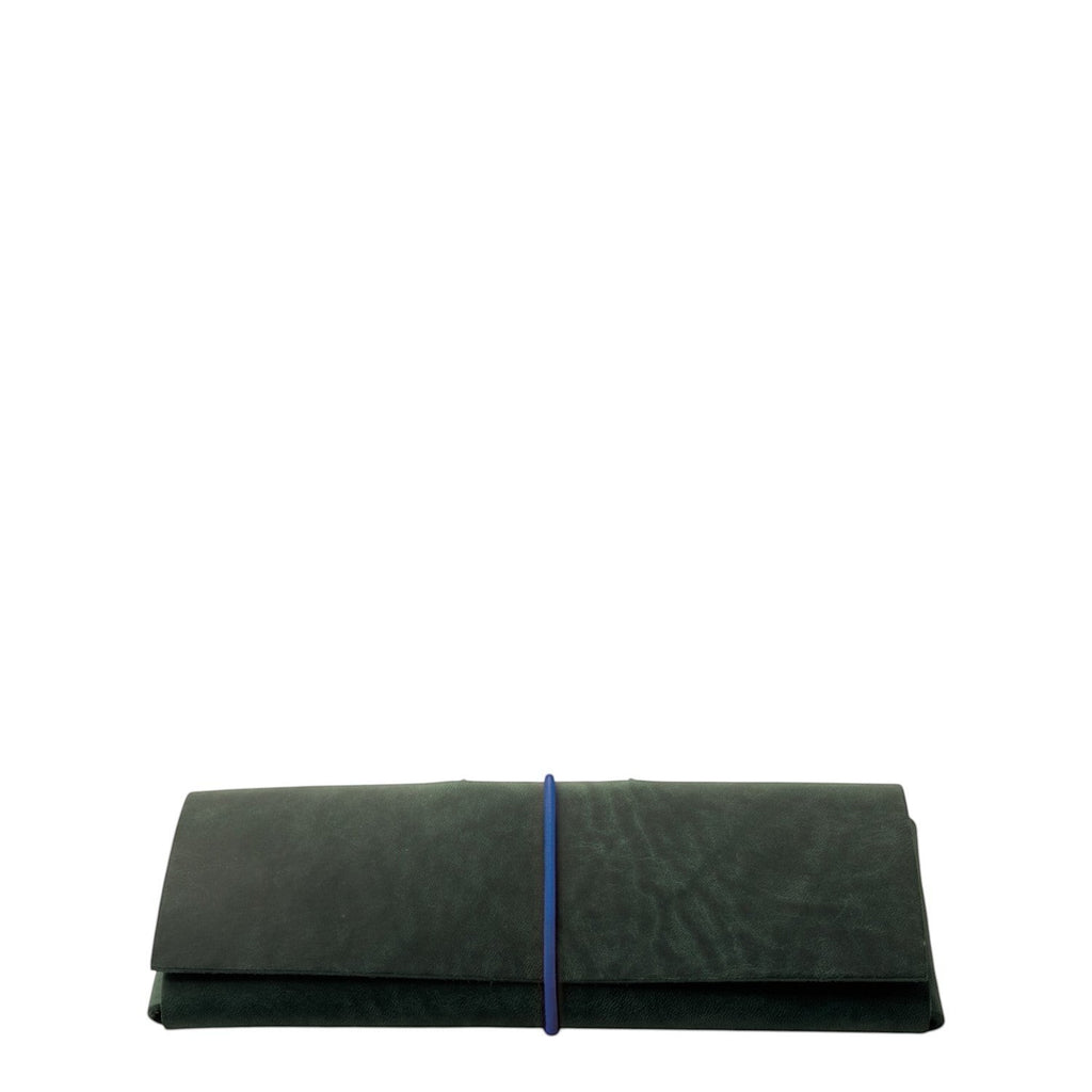 Lieblingstasche Keeper Etui in dark green leather with a slim blue elastic band closure on a white background.