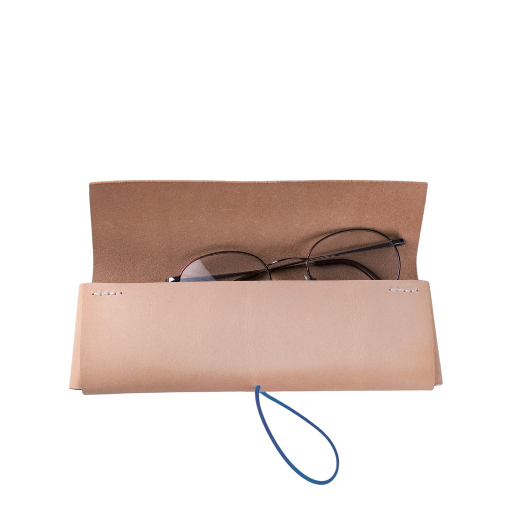 Lieblingstasche Keeper Etui natural leather glasses case with blue elastic closure and glasses inside
