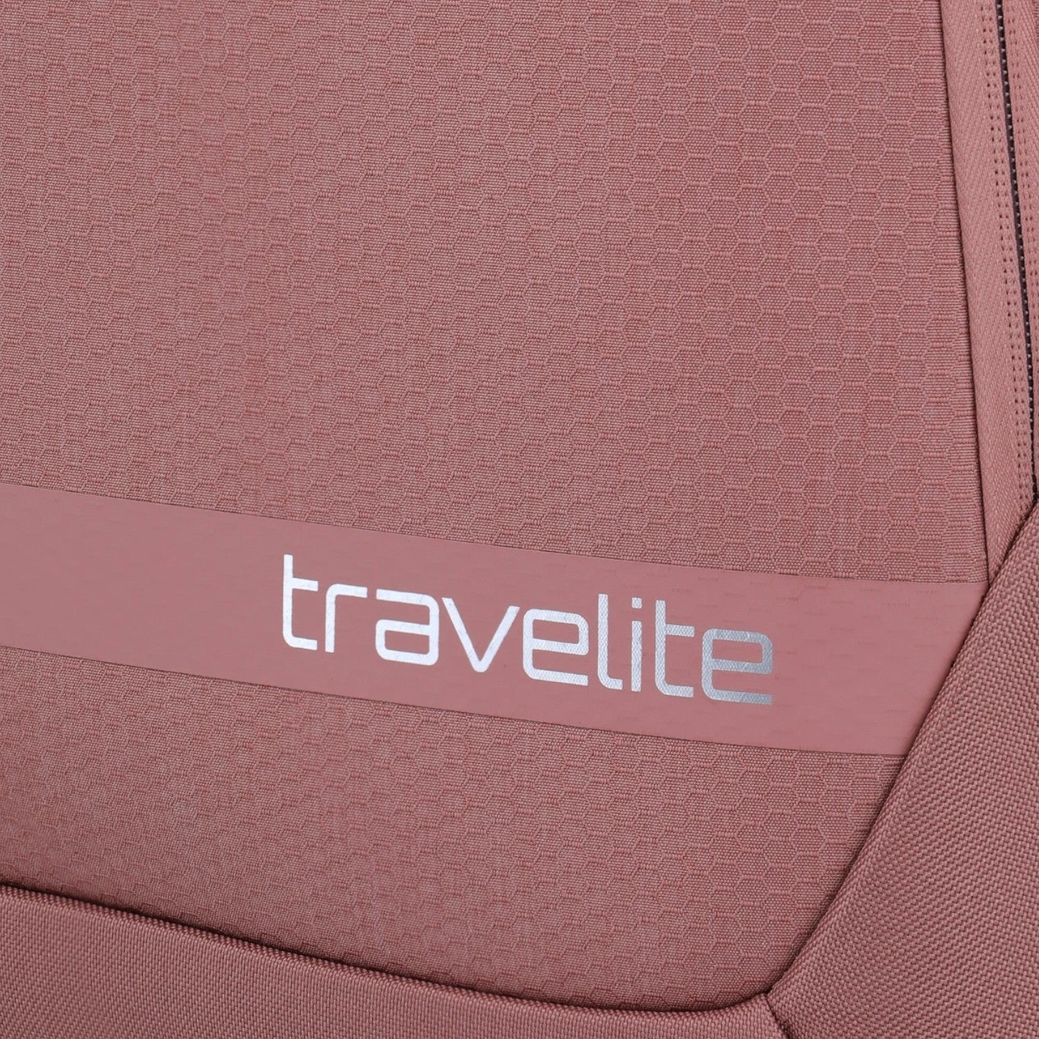 Close-up of the Lieblingstasche KICK OFF trolley suitcase in dusty rose with a textured honeycomb pattern.