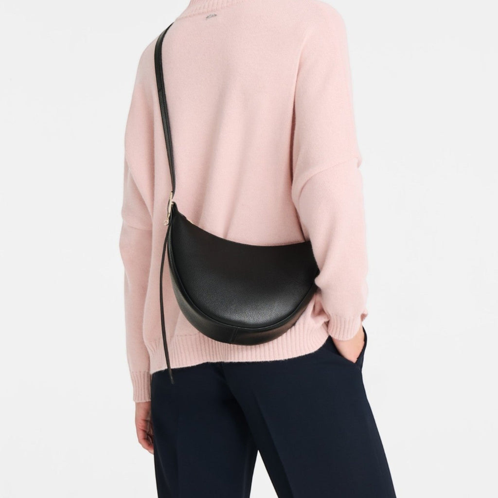 Lieblingstasche Le Foulonné Umhängetasche S in black leather worn as a crescent crossbody bag by a model