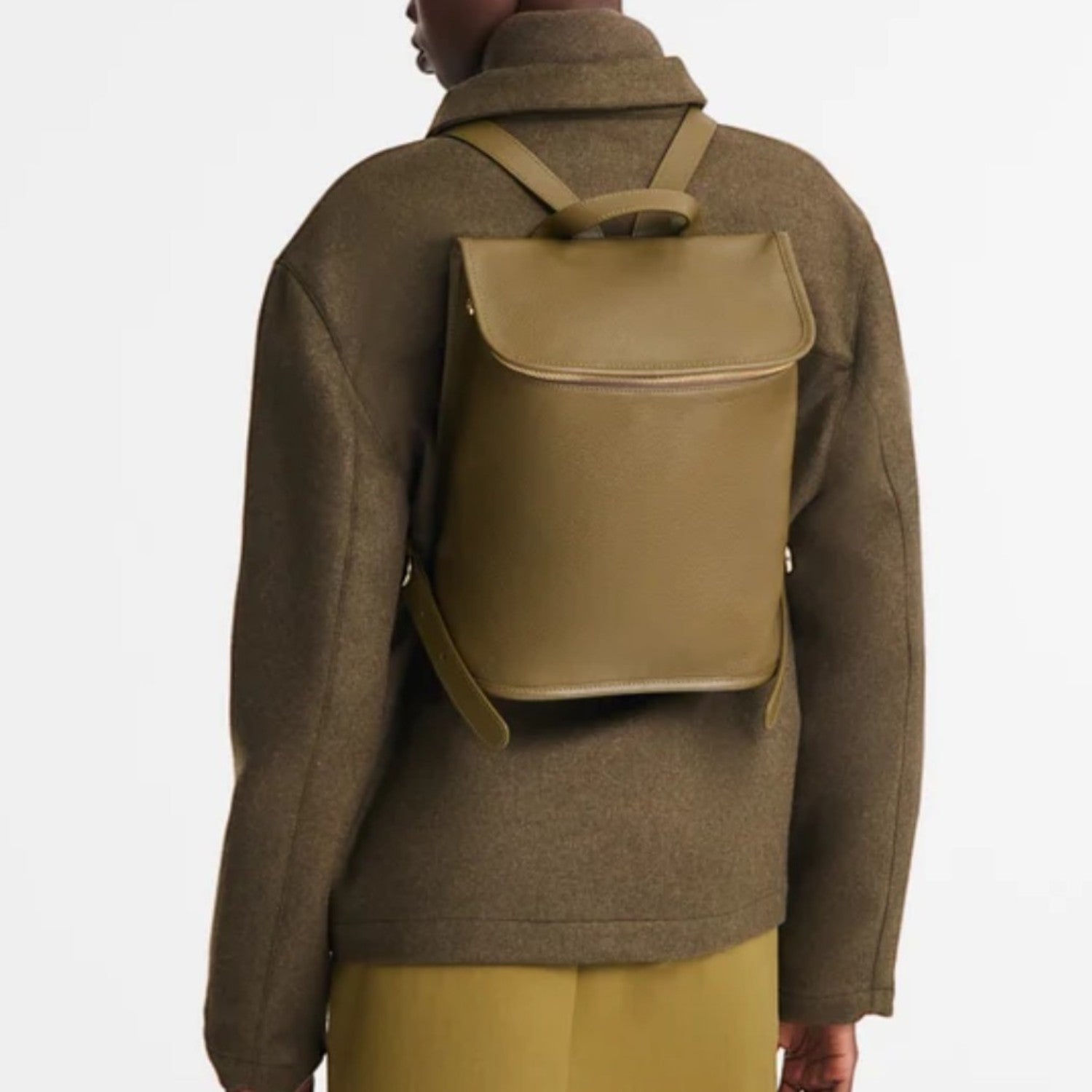 Lieblingstasche Le Foulonné Rucksack in olive green leather with multiple interior compartments.