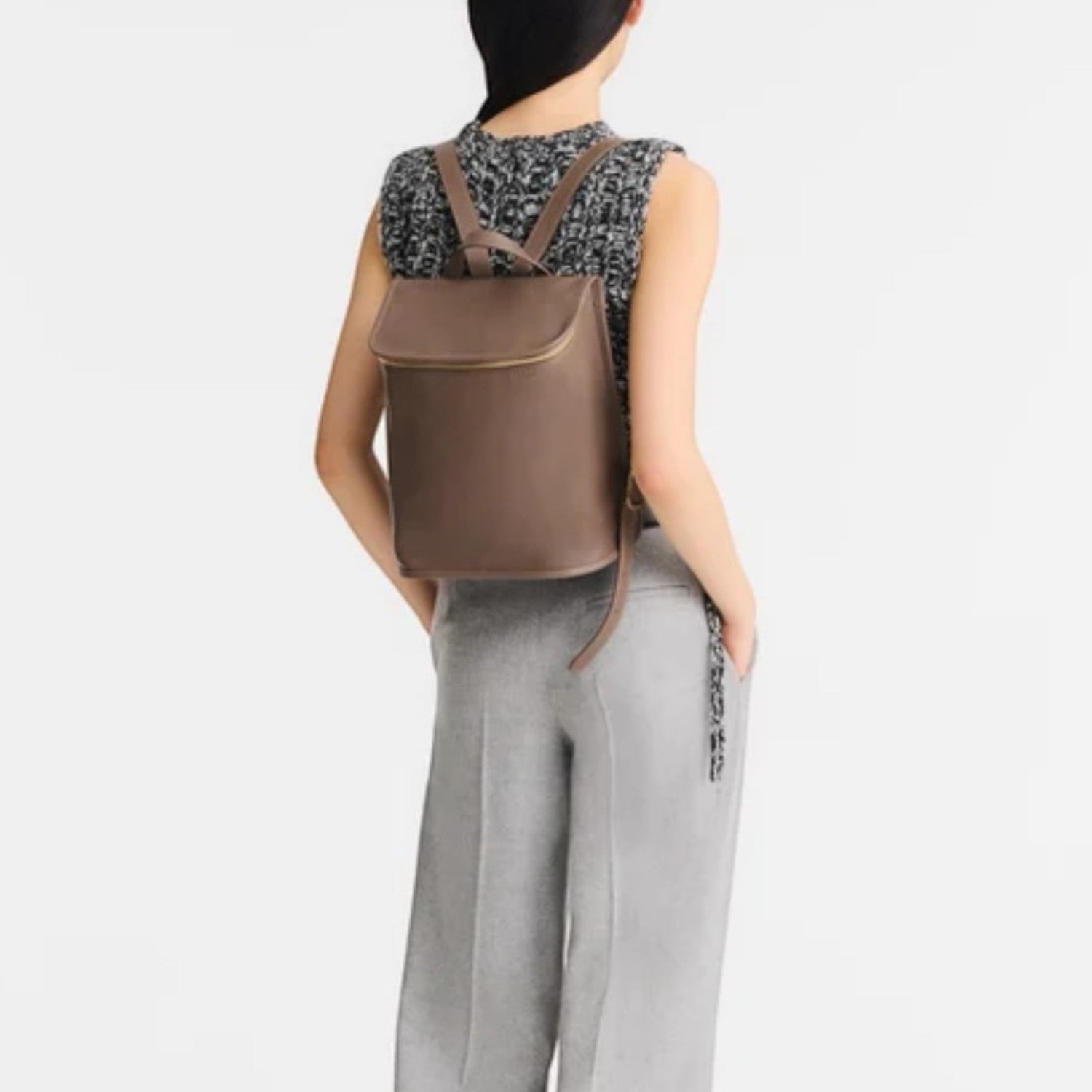 Lieblingstasche Le Foulonné Rucksack in taupe leather with gold zipper and multiple interior compartments.