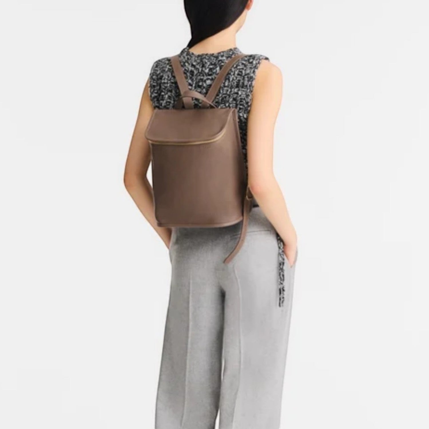 Lieblingstasche Le Foulonné Rucksack in taupe leather with gold zipper and multiple interior compartments.