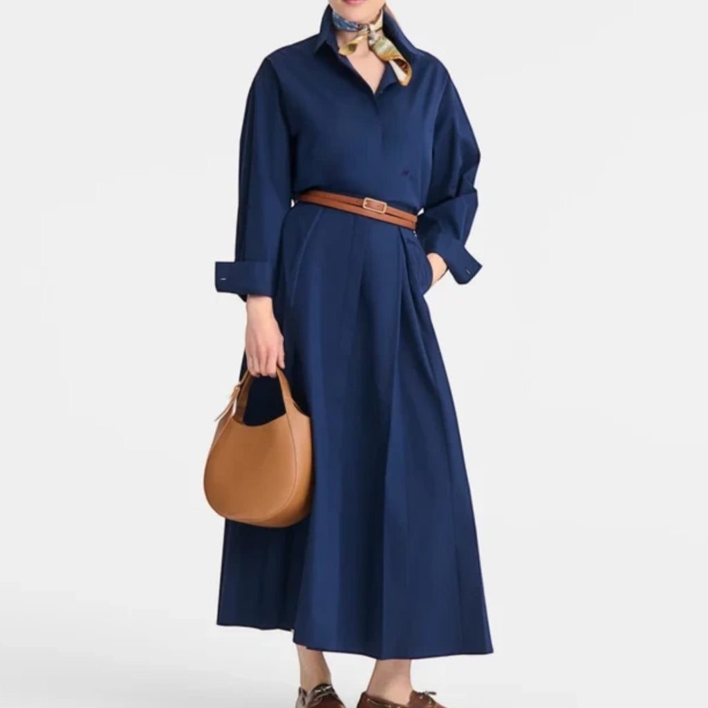 Lieblingstasche Le Foulonné Handtasche S in tan leather held by a woman in a navy blue dress