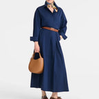 Lieblingstasche Le Foulonné Handtasche S in tan leather held by a woman in a navy blue dress