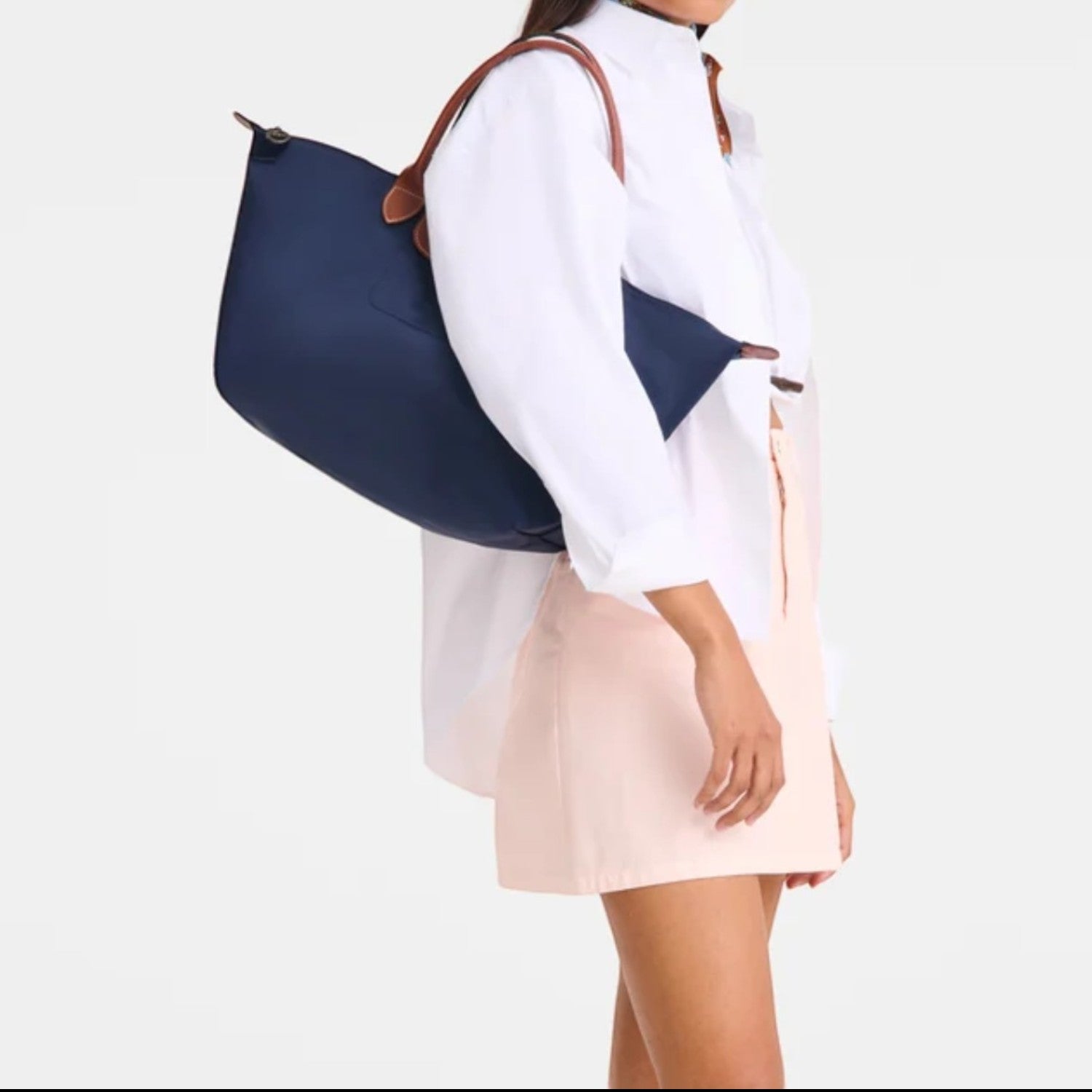 Lieblingstasche Le Pliage L navy nylon tote bag with brown leather handles worn by a model