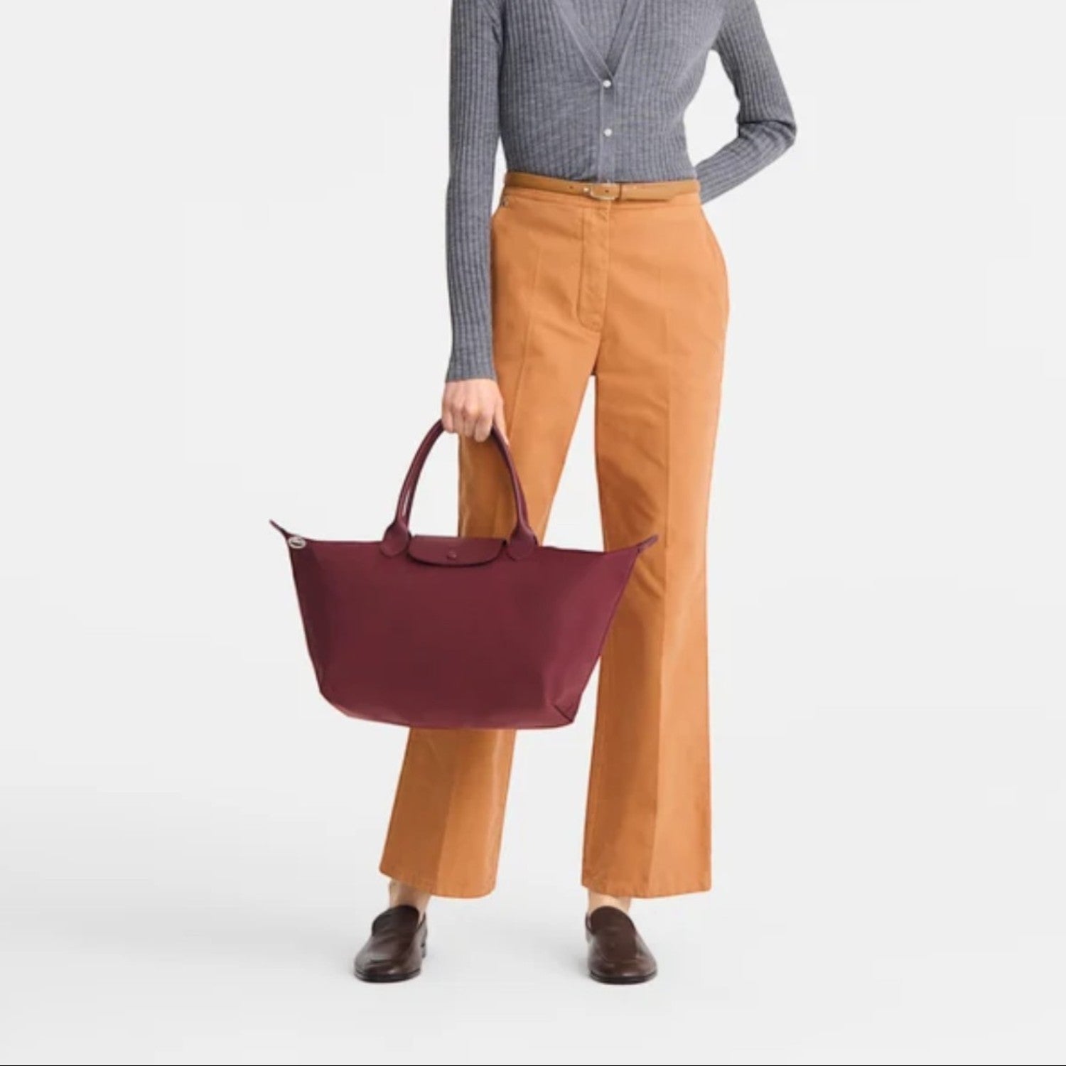 Lieblingstasche Le Pliage One Handtasche L, a large burgundy nylon tote bag with leather handles and trim, held by a woman.