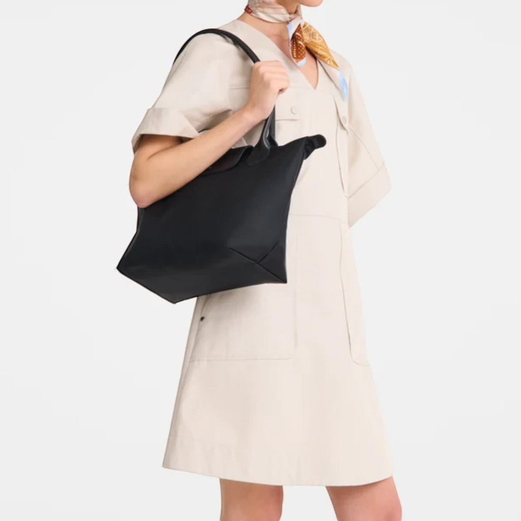Lieblingstasche Le Pliage One M black tote bag made of nylon with leather handles, worn by a model.