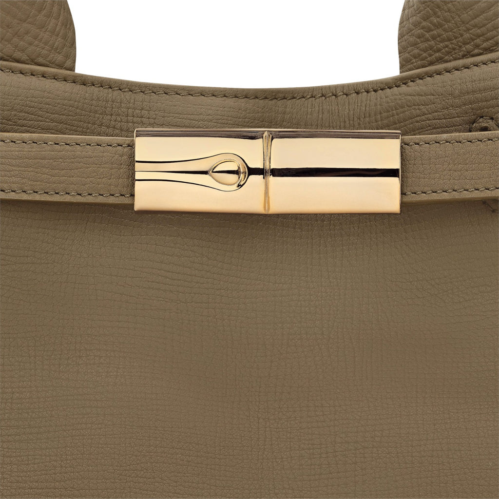Lieblingstasche Le Smart Flow Handtasche L in taupe grained leather with a polished gold-tone metal clasp detail