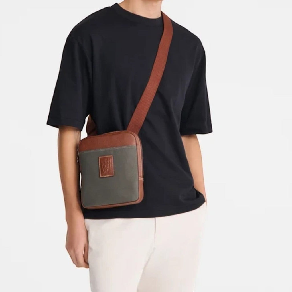 Lieblingstasche Longchamp Boxford XS crossbody bag in grey and brown canvas worn by a man in a black t-shirt