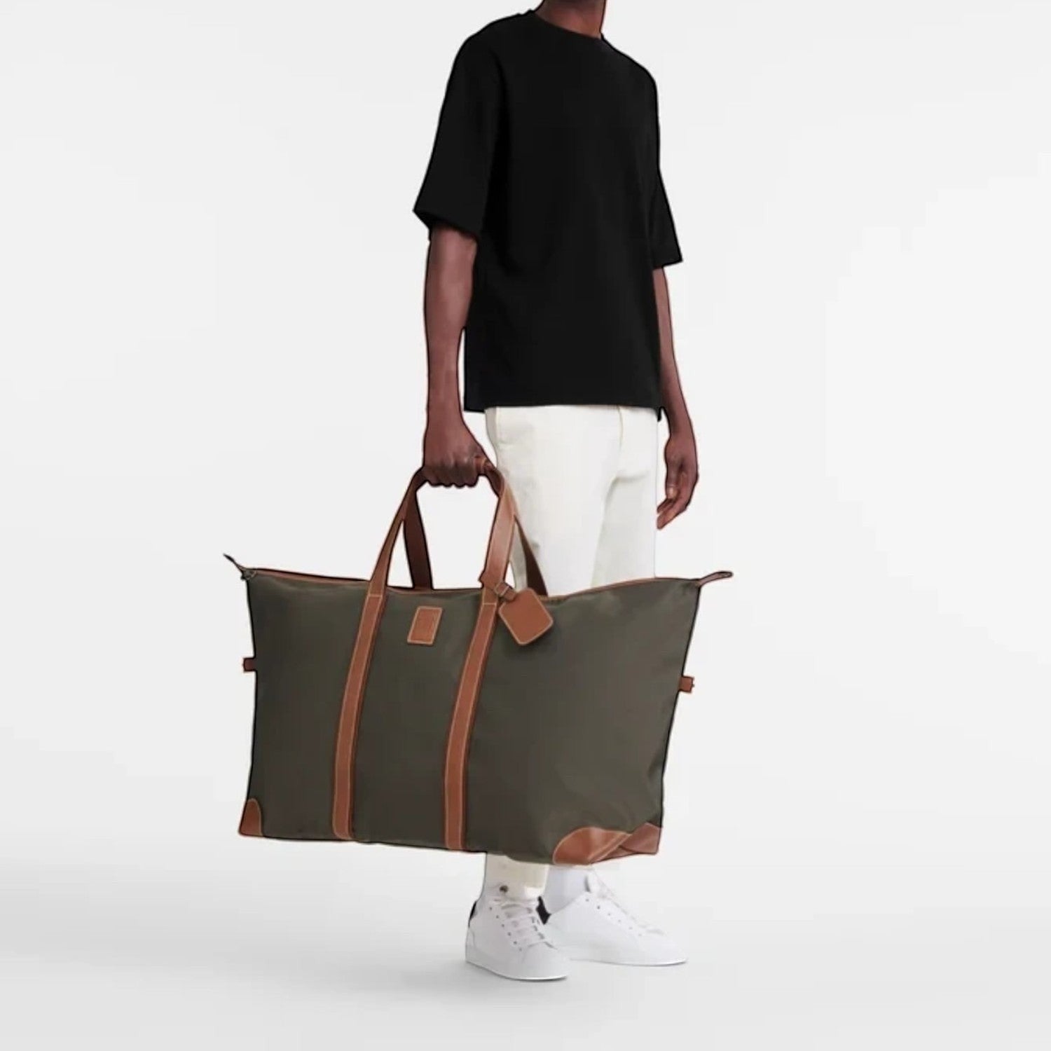 Lieblingstasche Longchamp Boxford travel bag in olive green canvas with brown cowhide leather trim held by a model