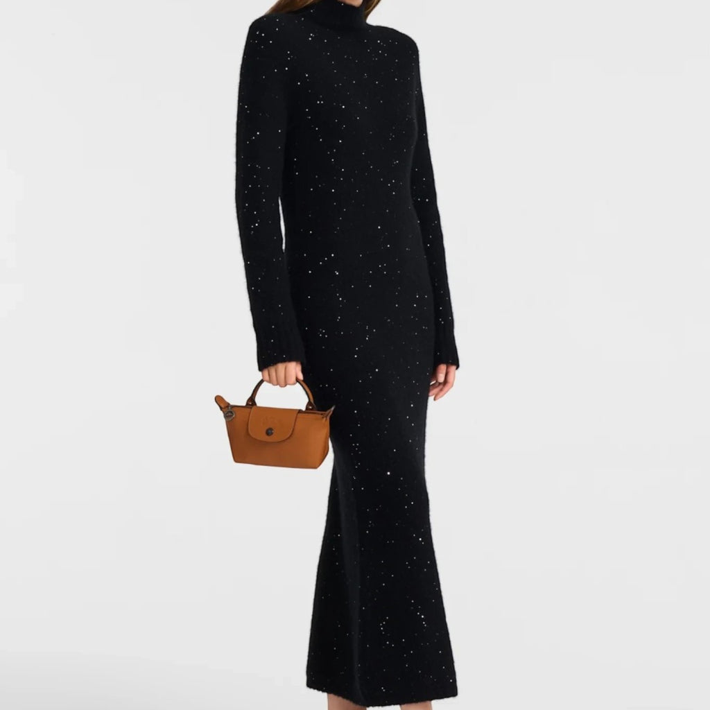 Lieblingstasche Longchamp Le Pliage Xtra brown leather pochette held by a model in a black dress