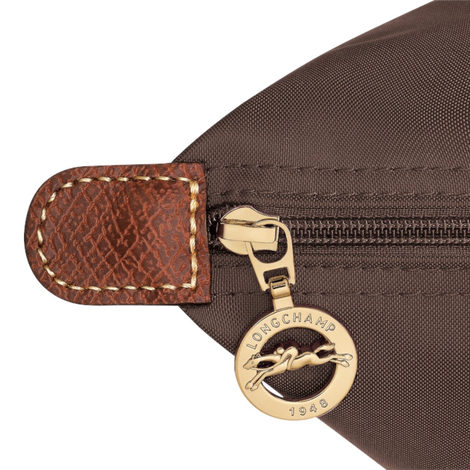 Lieblingstasche Longchamp Le Pliage shoulder bag detail featuring brown nylon fabric, leather trim, and gold zipper