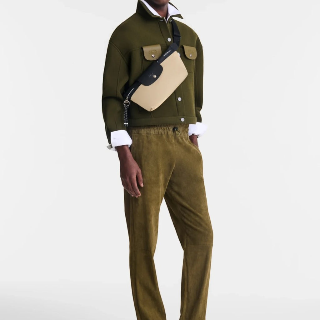 Model wearing a beige and black Longchamp Le Pliage Energy belt bag crossbody from Lieblingstasche