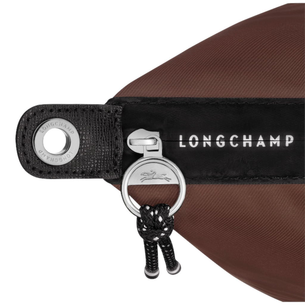 Lieblingstasche Longchamp Le Pliage Energy handbag detail featuring brown recycled nylon and black rope zipper pull